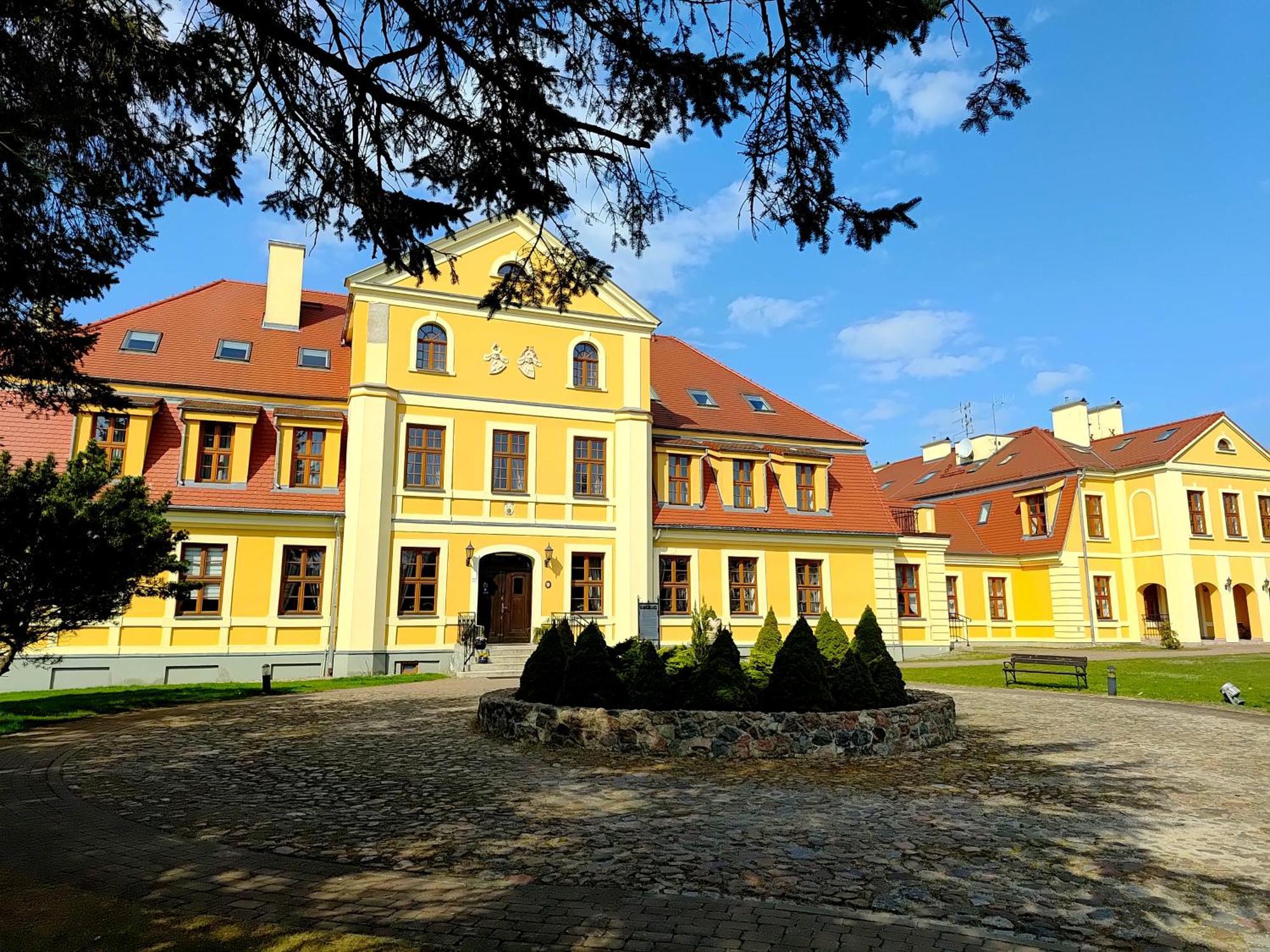 Palac W Rymaniu Exterior foto